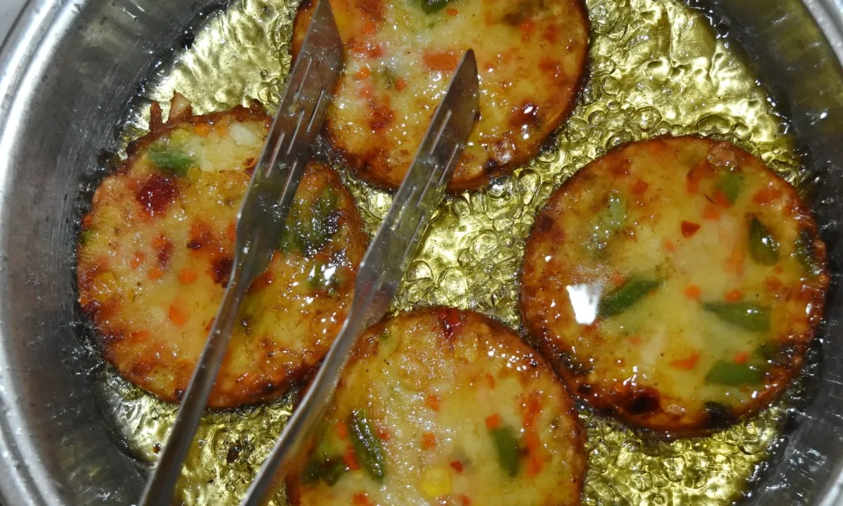 Food browning in a reflective stainless steel frying pan