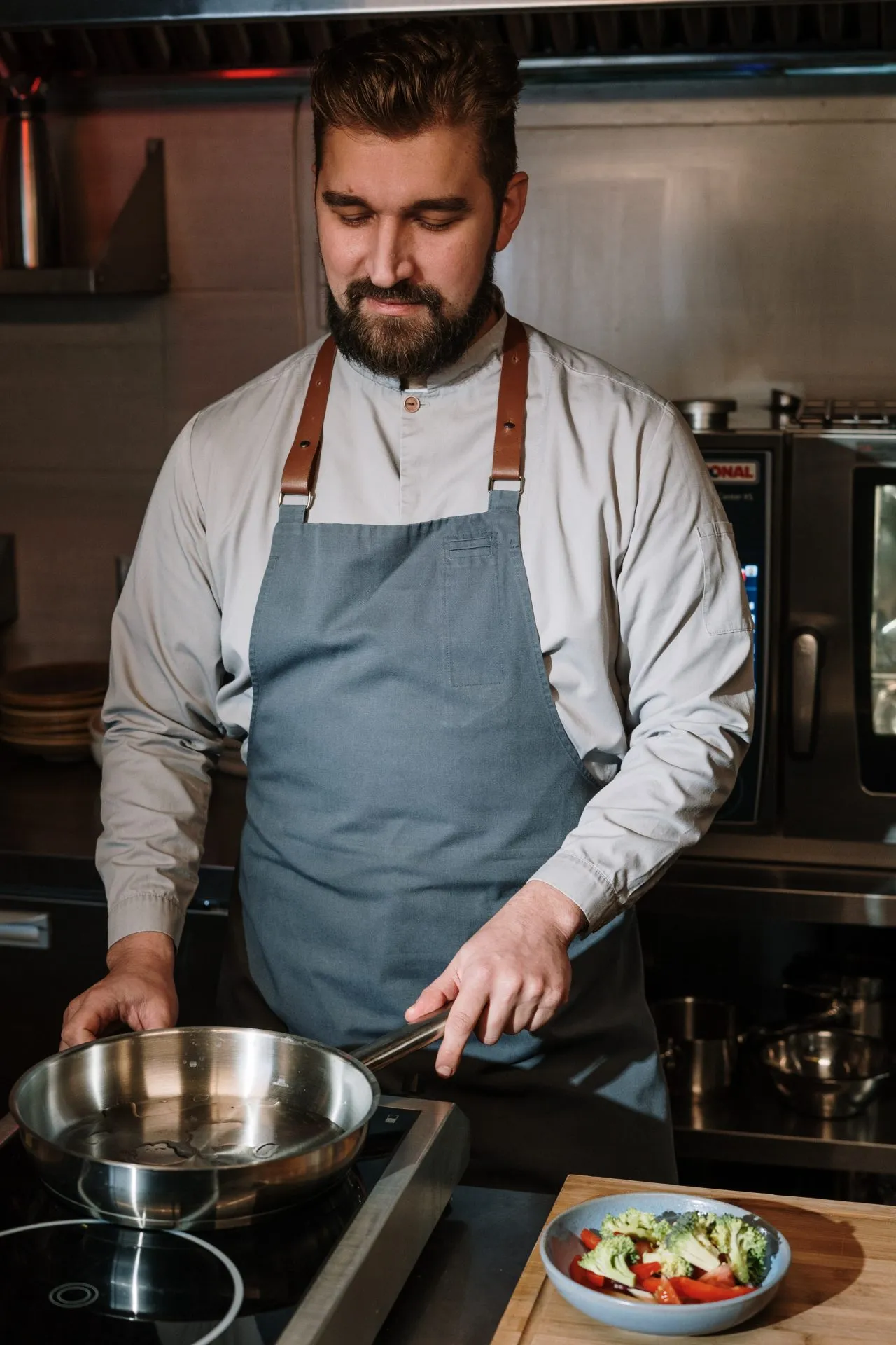 Seasoning a stainless steel pan with oil